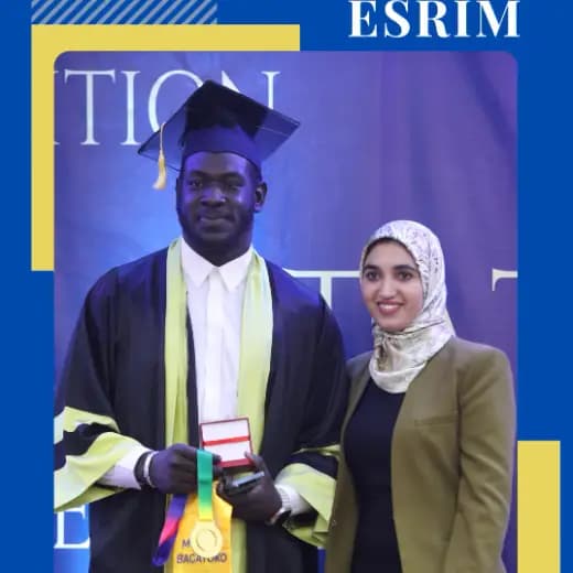 Deux diplômés de l'ESRIM, leur diplôme en main