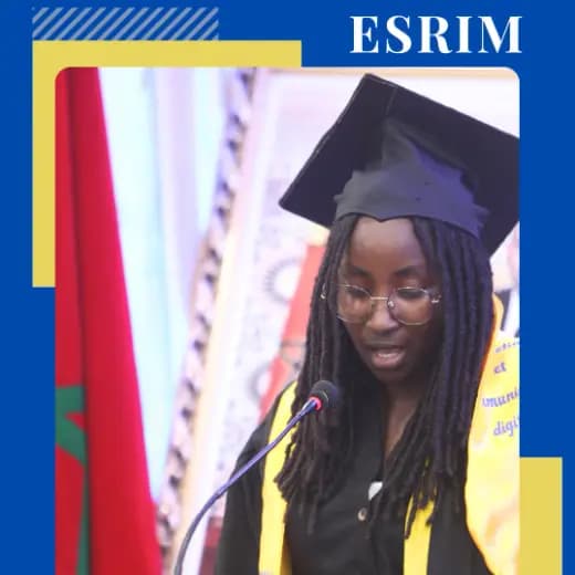 Une diplômée de l'ESRIM prend la parole lors de la cérémonie