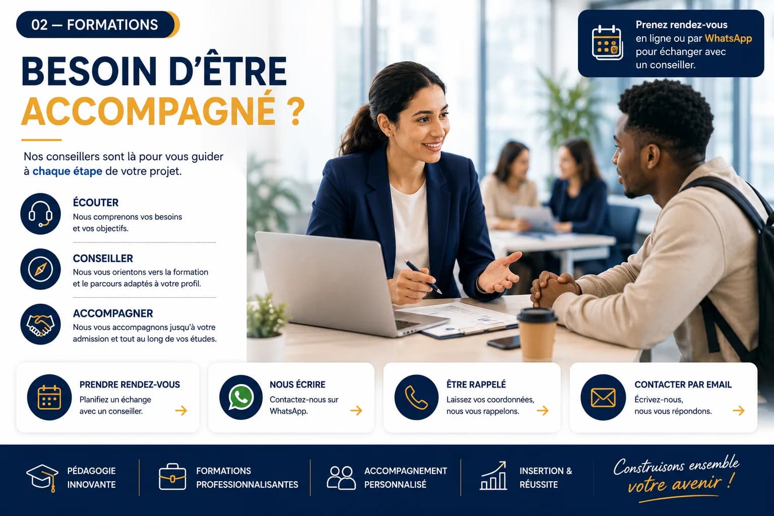 Une conseillère échange avec un étudiant au sujet de son projet de formation
