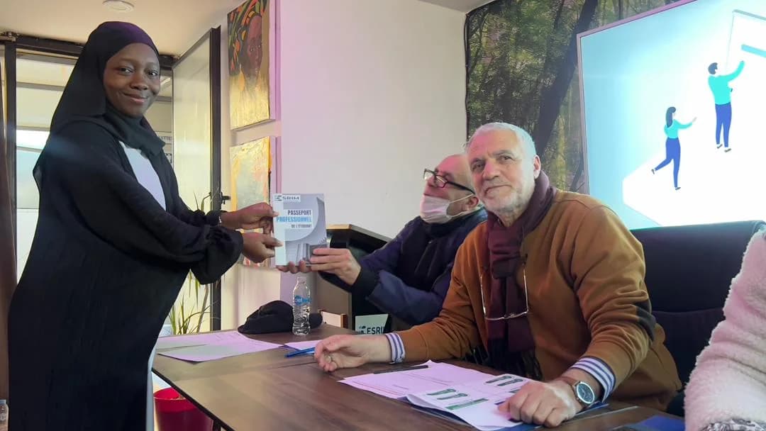 Présentation orale devant un écran dans un cadre d’apprentissage