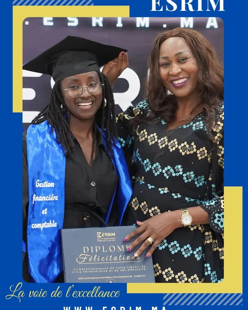 Lauréate et participante lors d’une cérémonie de remise de diplômes associée à l’ESRIM