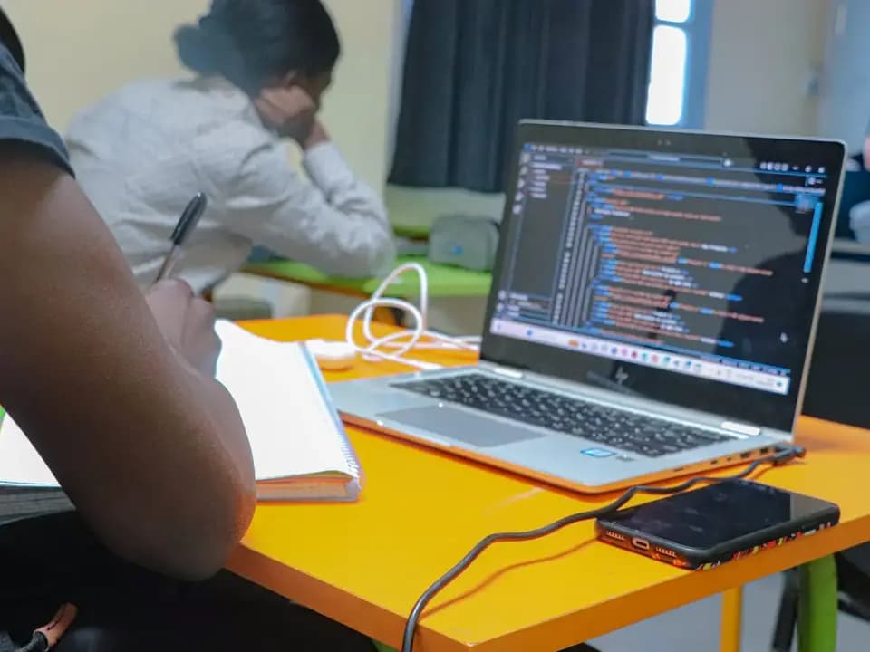 Étudiants de l’ESRIM travaillant sur un ordinateur pendant un cours