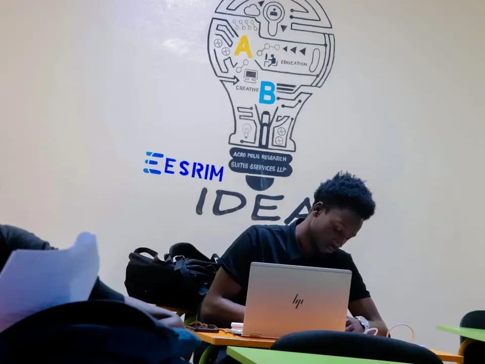 Étudiants de l’ESRIM travaillant en groupe autour d’un ordinateur