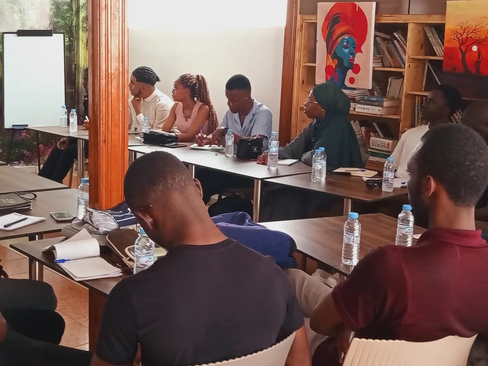 Étudiants réunis lors d’une activité collective à l’ESRIM