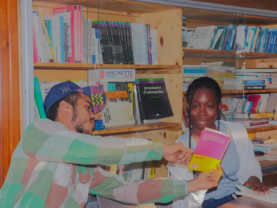 Étudiants de l’ESRIM consultant des ouvrages dans un espace de ressources